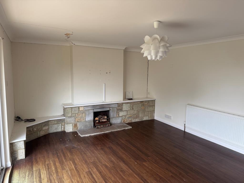 Lot: 147 - DETACHED BUNGALOW WITH STRUCTURAL MOVEMENT - An Alternative View of the Living Room